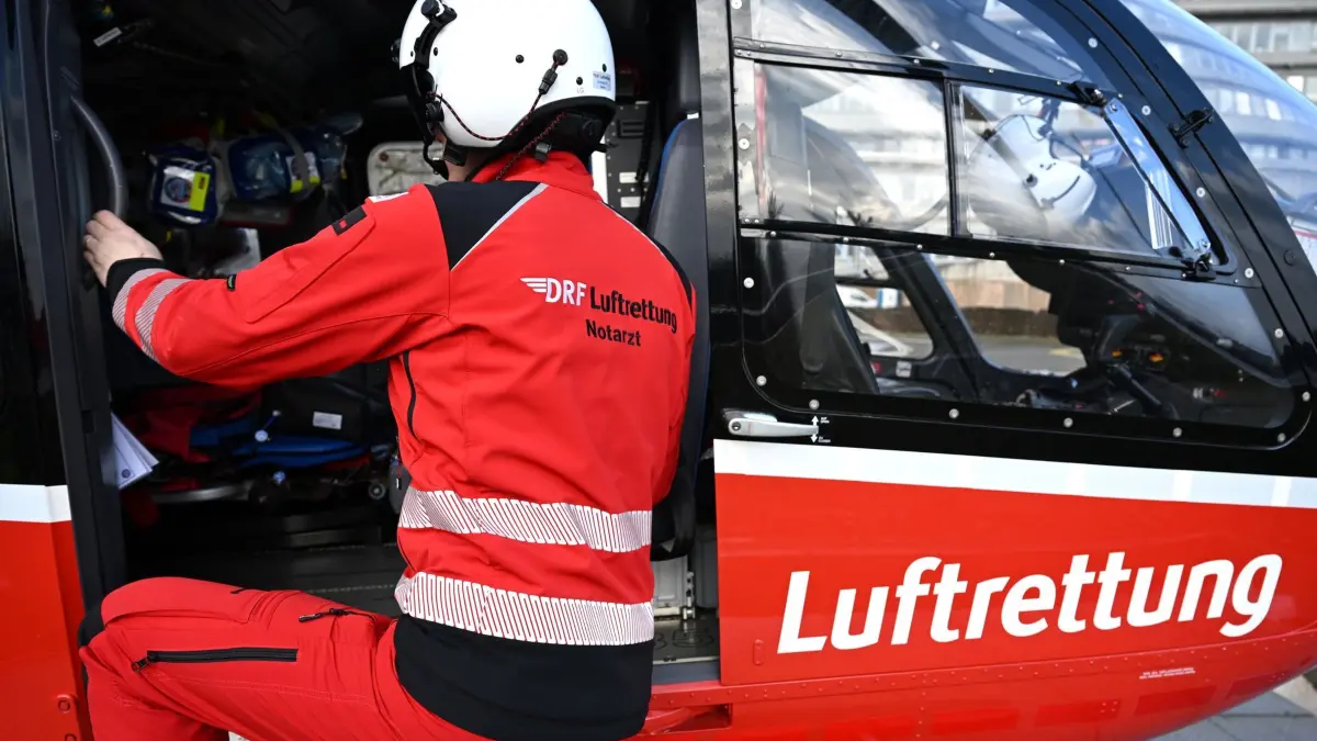 Eröffnung der Luftrettungsstation Christoph 31: 11.02.2026, Berlin: Ein Notarzt steht am hinteren Teil eines Helikopters der Luftrettung. Mit der Übernahme der Station 31 am Charité Campus Benjamin betreibt die DRF Luftrettung alle drei Luftrettungsstationen in Berlin. Foto: Elisa Schu/dpa +++ dpa-Bildfunk +++
