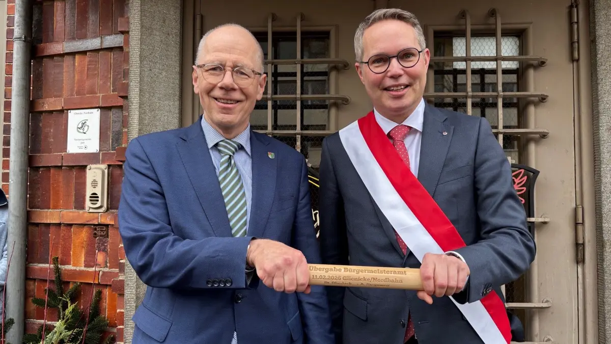 Staffelstab übergeben: Arno Steguweit (re.) ist neuer Bürgermeister von Glienicke. Vorgänger Dr. Hans-Günther Oberlack (FDP), der aus Altersgründen nicht mehr zur Wahl antrat, überreichte nicht nur den symbolischen Staffelstab, sondern auch die Rathausschlüssel und das Dienstsiegel.