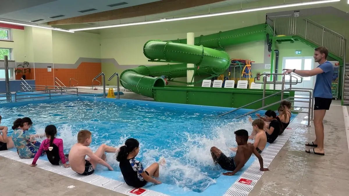 Schwimmunterricht in Kostrzyn-Küstrin: Die vor zwei Jahren zwischen den Partnerstädten Seelow und Kostrzyn vereinbarte Kooperation erlebt 2026 ihre zweite Auflage. Mit dem Startchancen-Programm des Landes konnte Schwimmlehrer gewonnen werden.