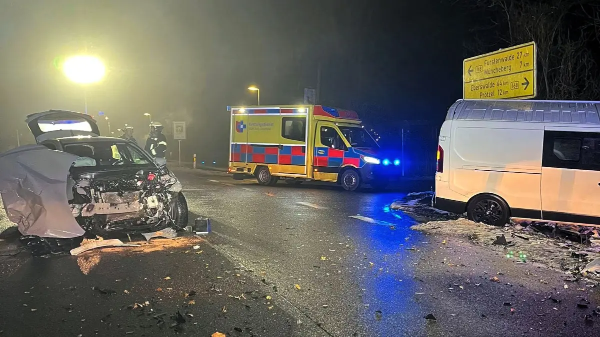 Auf der B168 in Waldsieversdorf sind am Abzweig nach Buckow zwei Fahrzeuge zusammengestoßen.