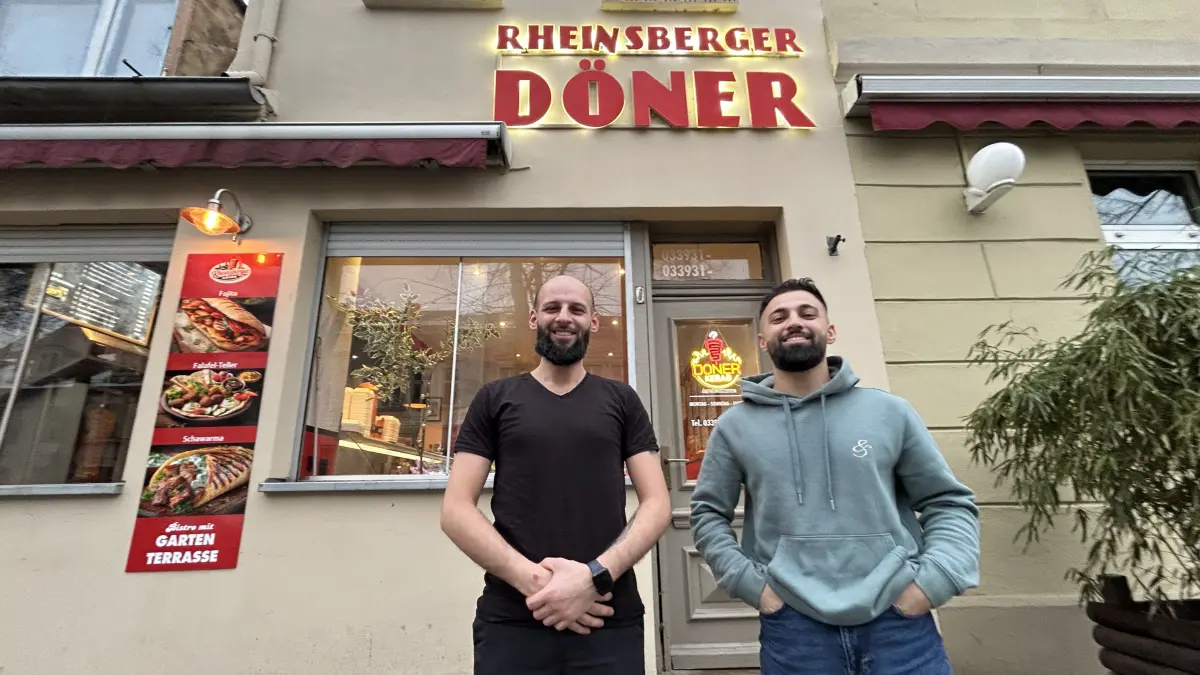 Die Brüder Hasan (l.) und Mohammad Almghamma haben in Rheinsberg ihren ersten eigenen Dönerimbiss eröffnet. Das Lokal "Rheinsberger Döner" stand zuvor monatelang leer.