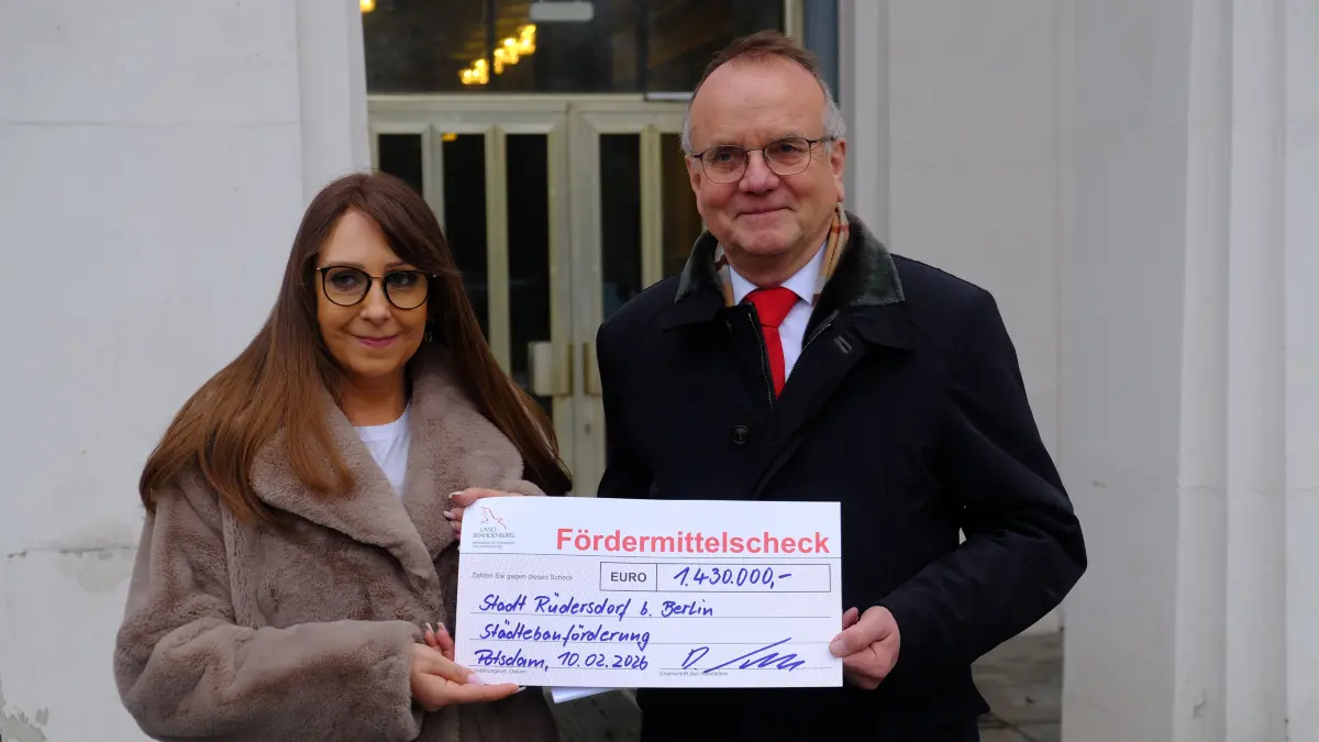 Bauminister Detlef Tabbert übergibt den Millionen-Scheck an Jeannette Passow, stellvertretende Bürgermeisterin.