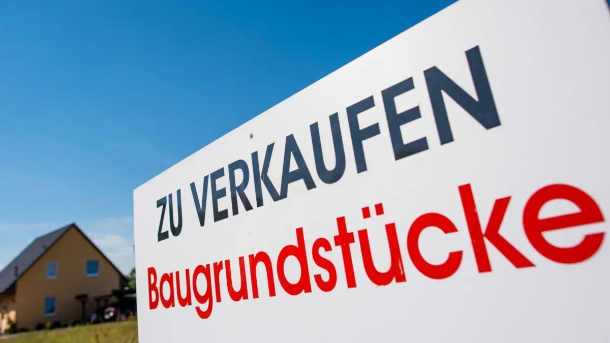 ARCHIV - 20.08.2015, Brandenburg, Petersdorf: Ein Schild mit der Aufschrift «zu verkaufen - Baugrundstücke» steht auf einem Grundstück. In Deutschland fließt inzwischen doppelt so viel Geld in Immobilien wie noch vor zehn Jahren. (zu dpa «Gutachter: Immobilienumsätze in Deutschland haben sich verdoppelt») Foto: Patrick Pleul/dpa-Zentralbild/dpa +++ dpa-Bildfunk +++