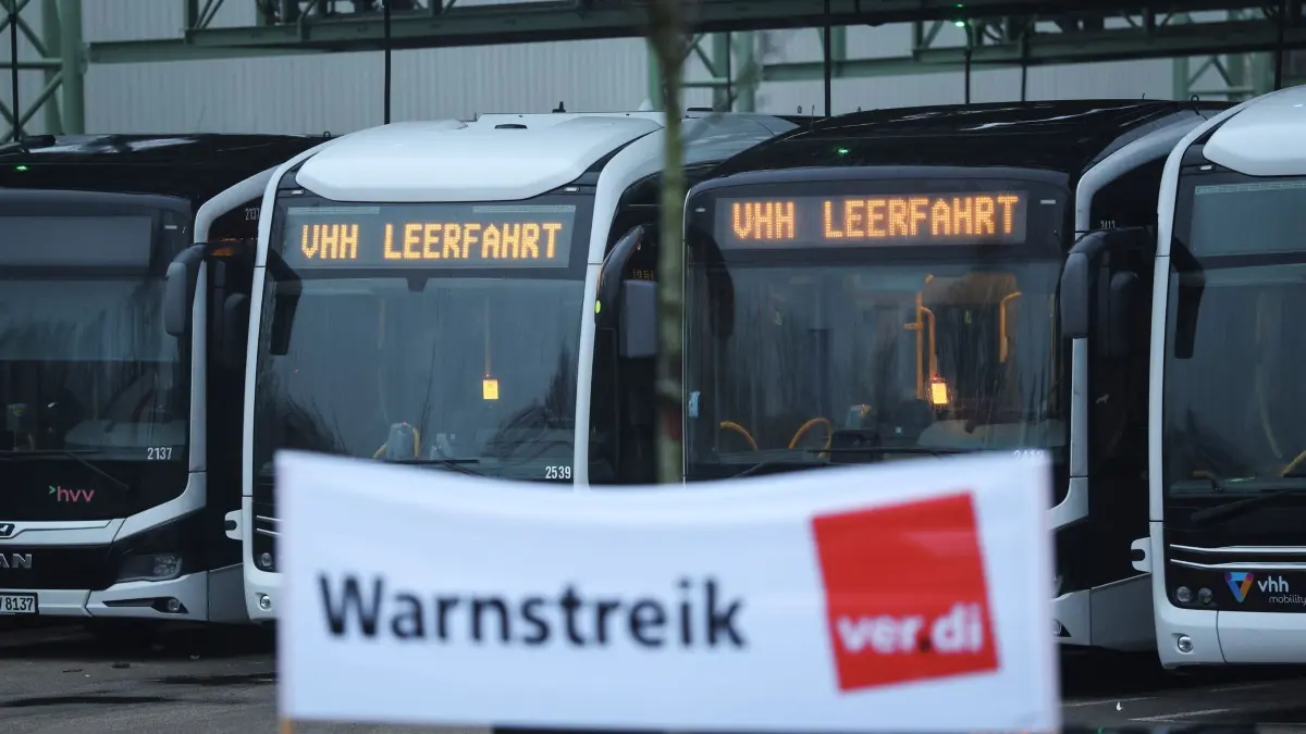 Warnstreiks öffentlicher Dienst - Hamburg: 11.02.2026, Hamburg: Busse stehen bei einem Warnstreik auf dem Betriebshof der Verkehrsbetriebe Hamburg-Holstein (VHH) in Schenefeld. Zur dritten am Mittwoch beginnenden Tarifrunde im öffentlichen Dienst der Länder fordern die Gewerkschaften ein verbindliches Arbeitgeberangebot mit mehr Gehalt und kürzerer Laufzeit als bisher in Aussicht gestellt wurde. Foto: Christian Charisius/dpa +++ dpa-Bildfunk +++