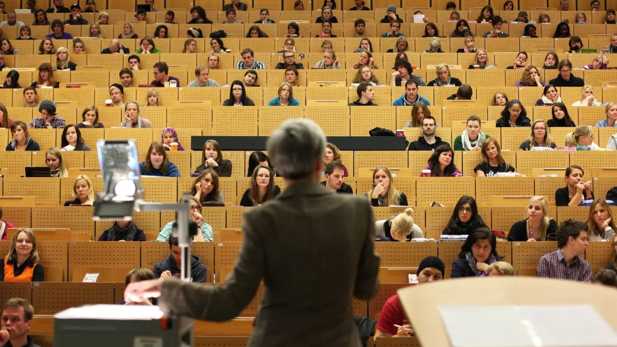 Hörsaal: ARCHIV - 17.10.2011, Nordrhein-Westfalen, Bochum: Eine Professorin hält in einem Hörsaal der Ruhr-Universität eine Vorlesung. (zu dpa: «Immer mehr Frauen leiten Hochschulen in NRW») Foto: Fabian Stratenschulte/dpa +++ dpa-Bildfunk +++