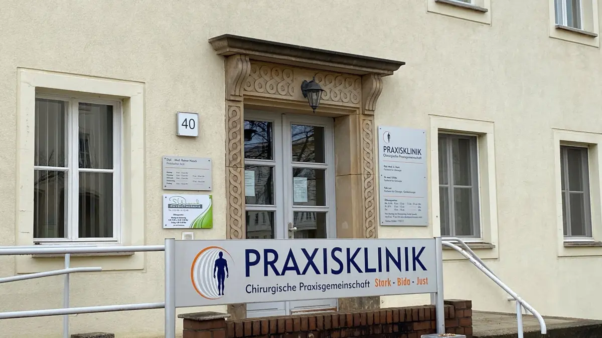 Ärztehaus in der Friedrich-Engels-Straße 40 neben dem Städtischen Krankenhaus: Ab dem 1. April ist dort die Hausarztpraxis von Rainer Noack geschlossen. Diese Kommune ist mit Hausärzten unterversorgt.