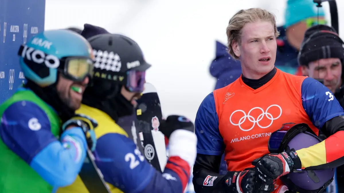 Olympische Winterspiele 2026: 12.02.2026, Italien, Livigno: Olympia, Olympische Winterspiele Mailand Cortina 2026, Snowboard Cross Einzel, Männer, Finale im Livigno Snow Park, Leon Ulbricht (Deutschland, r) im Zielbereich. Foto: Oliver Weiken/dpa +++ dpa-Bildfunk +++