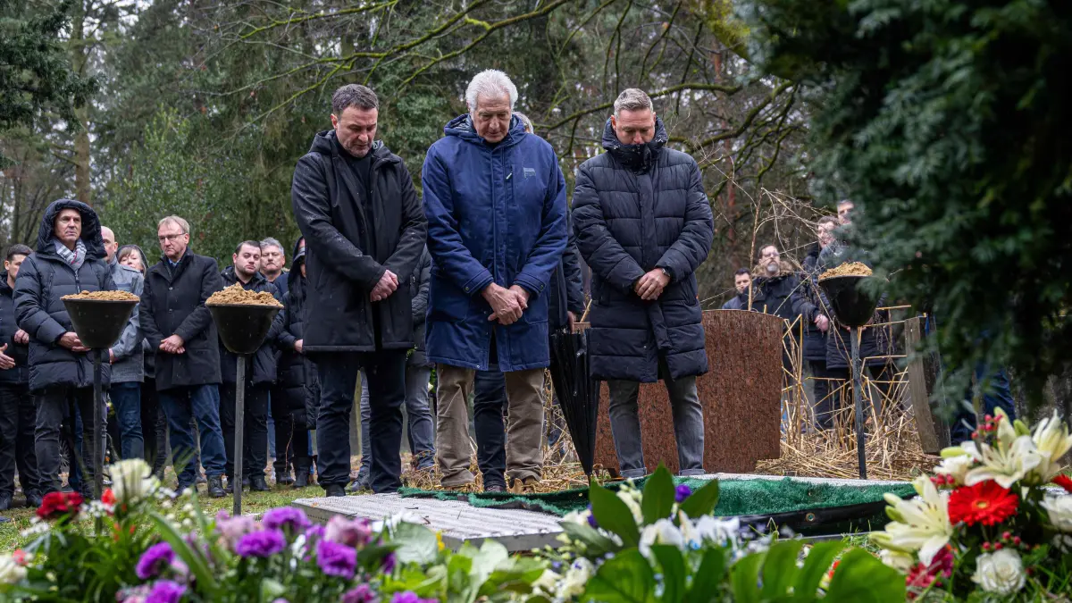 Beisetzung Hans Oertwig 2026: Fußball, Sport, Saison 2025/2026, Beisetzung von Trainer Hans-Joachim Oertwig auf dem Friedhof in den Kisseln in Berlin-Spandau, im Bild: Chefscout Sven Kretschmer, Torwarttrainer Nello Di Martino und Dirk Kunert von Hertha BSC an der Grabstätte, 12.02. 2026, Foto: Sebastian Räppold / Matthias Koch