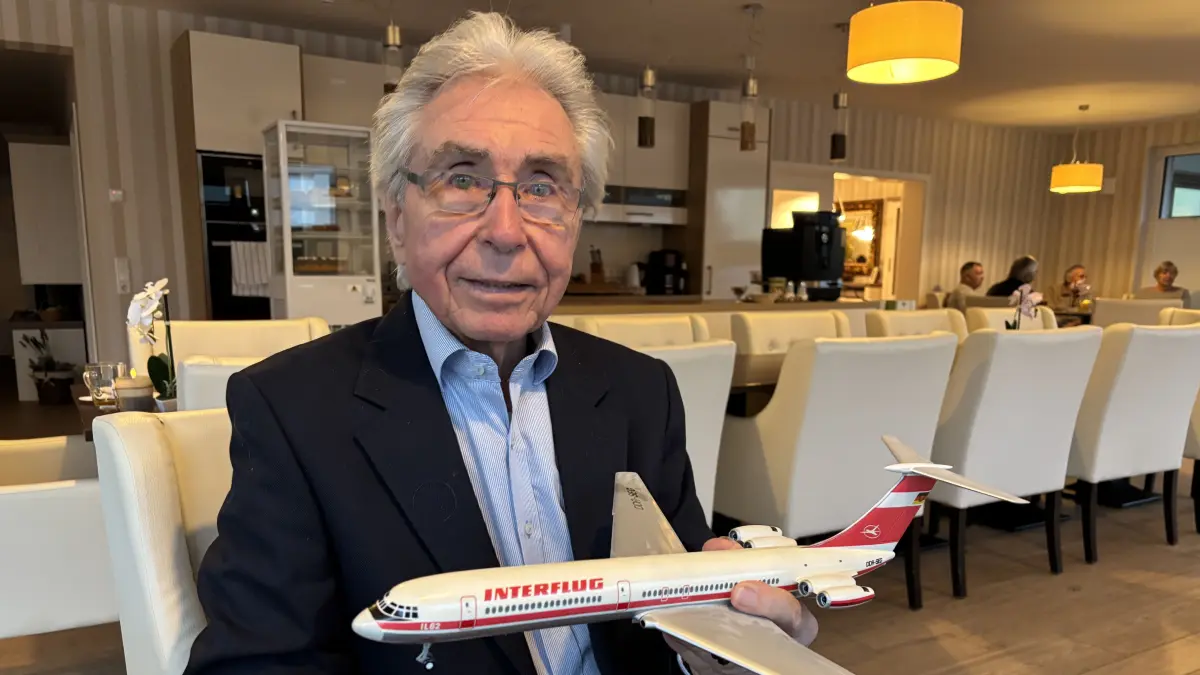 Heinz-Dieter Kallenbach mit dem Modell einer Iljuschin IL 62. Der einstige Chefpilot der Interflug lebt heute mit seiner Partnerin Renate Geißler in Bad Saarow.