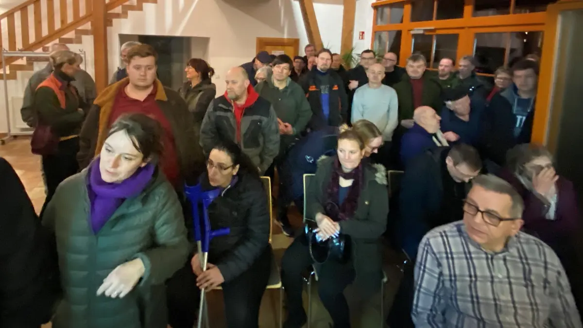 Mehr Leute als Stühle: Die Info-Veranstaltung zur Sanierung der B5 in Treplin war so gut besucht, dass die Hälfte der Interessierten im Foyer stehen musste.