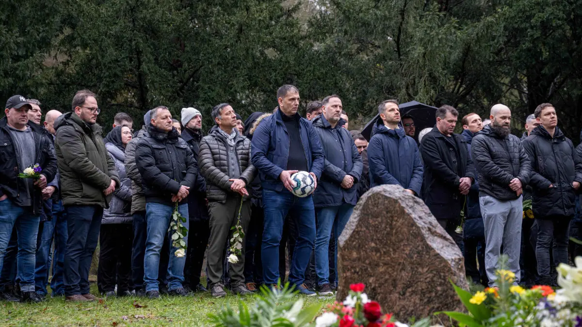 Beisetzung Hans Oertwig 2026: Fußball, Sport, Saison 2025/2026, Beisetzung von Trainer Hans-Joachim Oertwig auf dem Friedhof in den Kisseln in Berlin-Spandau, im Bild: Wegbegleiter an der Grabstätte, 12.02. 2026, Foto: Sebastian Räppold / Matthias Koch