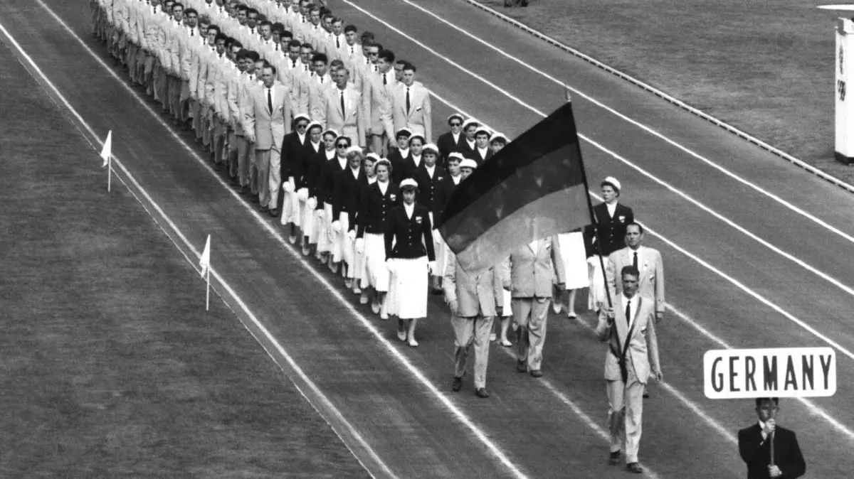 Deutsch-deutsches Team: Das Archivbild vom 22.11.1956 zeigt den Einmarsch der gesamtdeutschen Mannschaft bei der Eröffnung der XVI. Olympischen Sommerspiele im australischen Melbourne. Das Aufgebot bestand im Grunde aus zwei Mannschaften: Repräsentiert wurden nicht nur unterschiedliche Trainingsmethoden, sondern auch gegnerische politische Systeme.