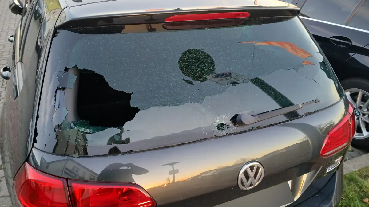 So fand Sandra Städtke ihr Auto in Neuruppin nach Feierabend vor. Im November 2025 wurden zahlreiche weitere Fahrzeuge in Neuruppin beschädigt. Für einige Fälle gibt es eine Tatverdächtige.