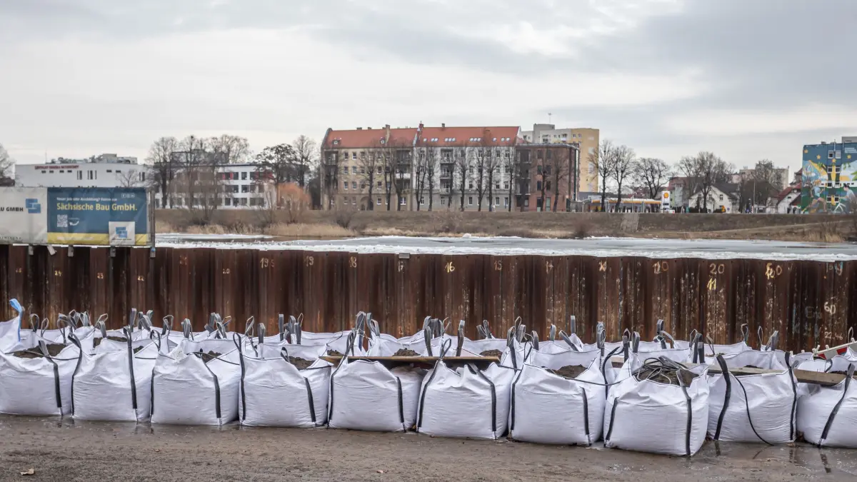 Die Baustellengrube steht unter Wasser.