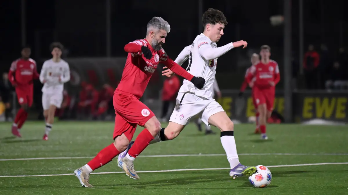 Fussball : Seelow, Fussball Landes-Testspiel, Victoria Seelow - 1. FC Frankfurt, Luca Tobias Reiche vor Anastasios Alexandropoulos
FOTO BENK 11.02.2026