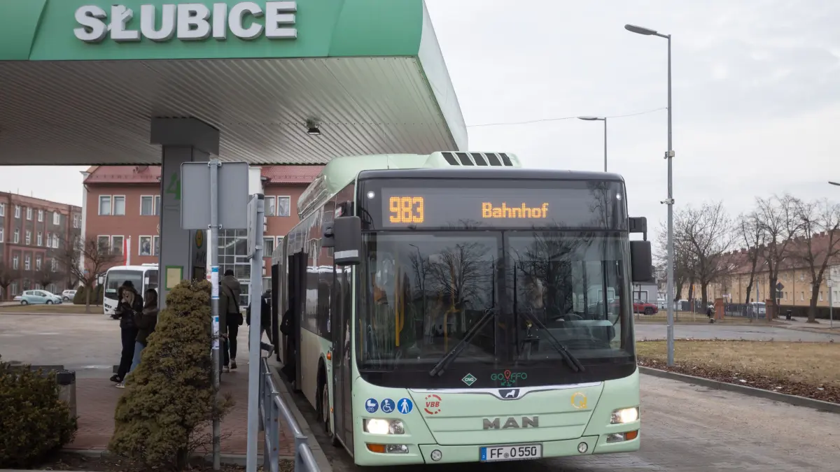 Der Bus der Linie 983 ist gut genutzt, aber umstritten.