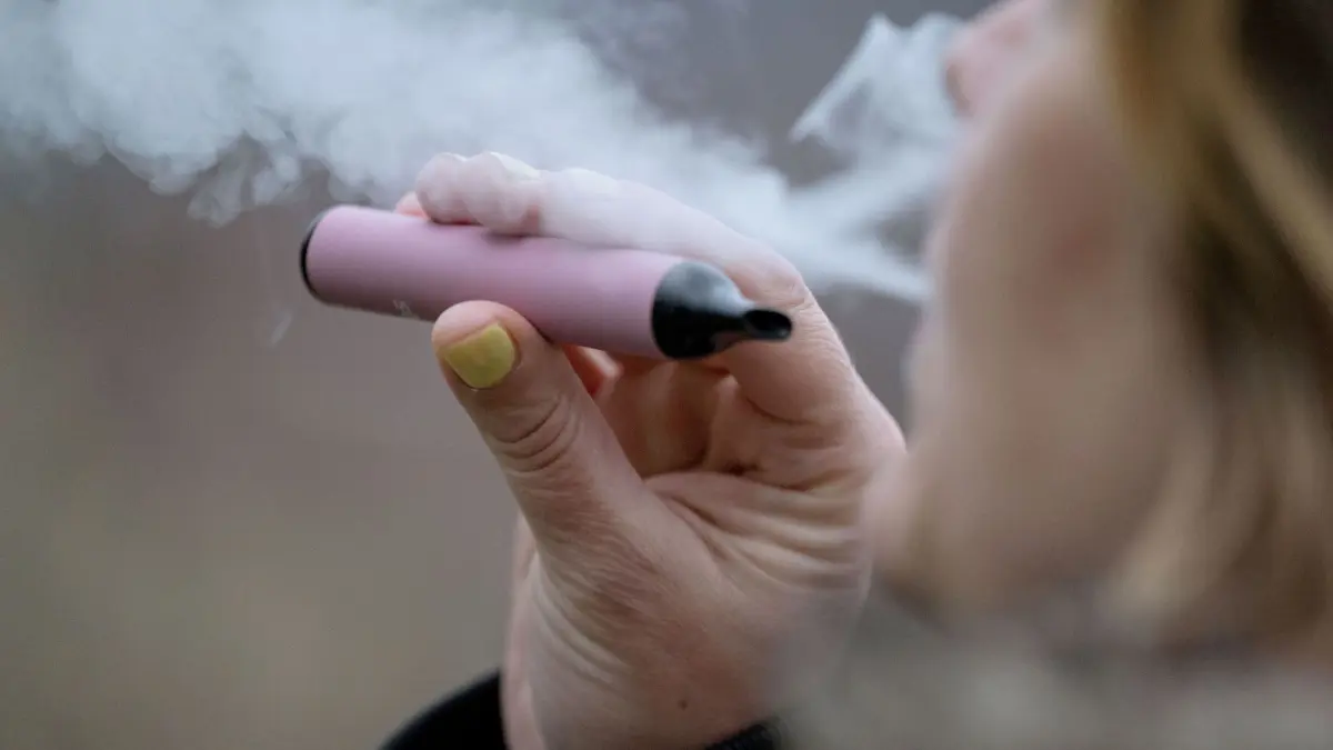 Einweg-Vape: ARCHIV - 26.01.2023, Baden-Württemberg, Stuttgart: Eine Frau benutzt ein Einweg-Vape. (zu dpa: «Streeck für Verbot süßer Aromen in E-Zigaretten») Foto: Marijan Murat/dpa/dpa-tmn +++ dpa-Bildfunk +++