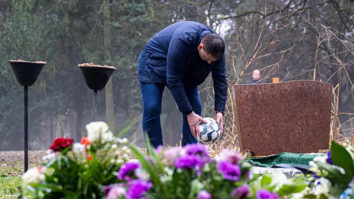 Beisetzung Hans Oertwig 2026: Fußball, Sport, Saison 2025/2026, Beisetzung von Trainer Hans-Joachim Oertwig auf dem Friedhof in den Kisseln in Berlin-Spandau, im Bild: Trainer Enis Djerlek (Oranienburg FC) an der Grabstätte, 12.02. 2026, Foto: Sebastian Räppold / Matthias Koch