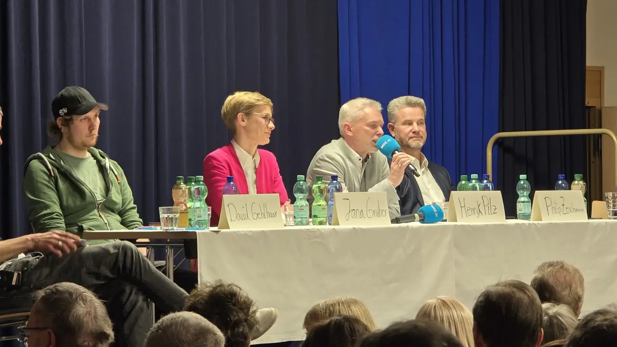 MOZ-Wahlforum am Mittwochabend (11.02.) in der Löcknitz-Grundschule in Erkner. Die Kandidaten für die Bürgermeisterwahl 2026 in Erkner stellen sich den Fragen. (v.l.n.r. David Gehlhaar (Die Linke), Jana, Gruber (SPD), Henryk Pilz (parteilos), Philip Zeschmann (AfD)