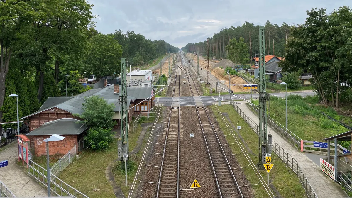 Wo bleibt denn der Zug: Blick von der Überfügung am Bahnhof Fangschleuse auf der RE1-Linie in Richtung Frankfurt (Oder)