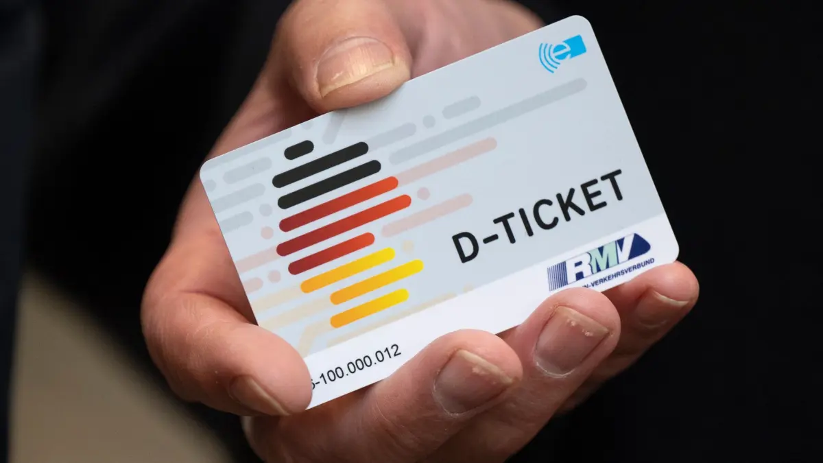 Deutschlandticket: ARCHIV - 03.04.2023, Hessen, Frankfurt/Main: Ein «D-Ticket» im Chipkartenformat wird anlässlich des Verkaufsstarts des Deutschlandtickets im Frankfurter Hauptbahnhof auf einem Pressetermin gezeigt. (zu dpa: «Folge der Umweltprämie: Fast 750 Menschen geben ihr Auto ab») Foto: Boris Roessler/dpa +++ dpa-Bildfunk +++