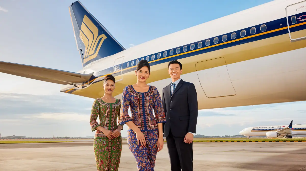 Singapore Airlines: Mehrfach ausgezeichnete Cabin Crew, die Uniform Teil des immateriellen UNESCO-Weltkulturerbes.