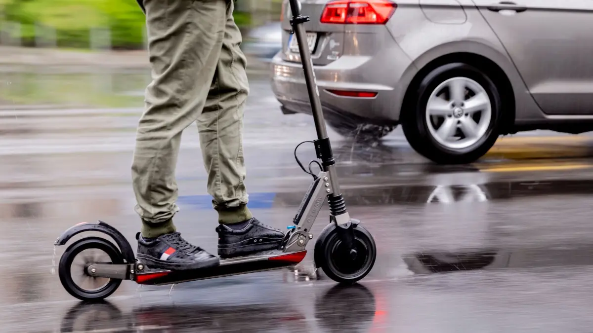Mehr Unfälle mit E-Rollern und mehr Verletzte: ARCHIV - 16.05.2019, Berlin: Ein Mann fährt mit einem E-Scooter auf der Straße. (zu dpa: «Unfälle mit E-Scootern: Wem passiert's und was kann helfen?») Foto: Christoph Soeder/dpa +++ dpa-Bildfunk +++