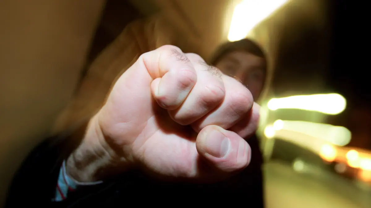 Kein dummer Jungenstreich mehr: Ein Jugendlicher soll in Strausberg sein Unwesen treiben und Kinder bedrohen, erpressen und beklauen. In mindestens einem Fall traut sich das Opfer nicht mehr auf die Straße. (Symbolbild)