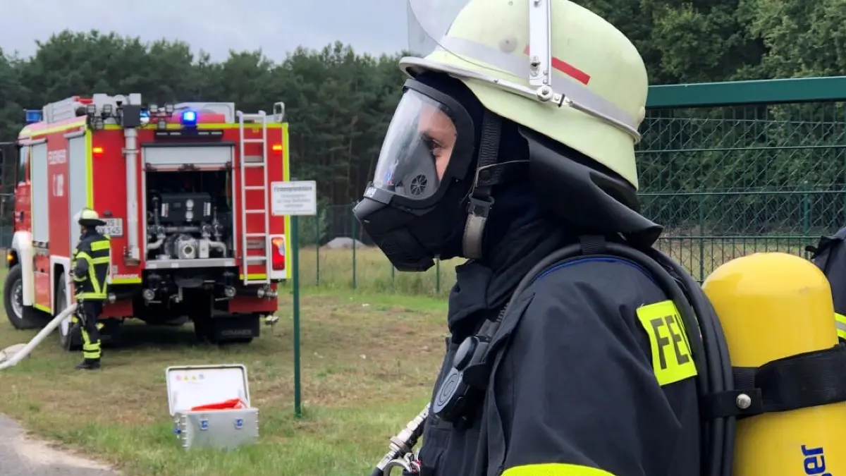 Die Feuerwehren aus dem Amt Neuzelle rückte mit Atemtechnik an - hier bei einer ÜBung
