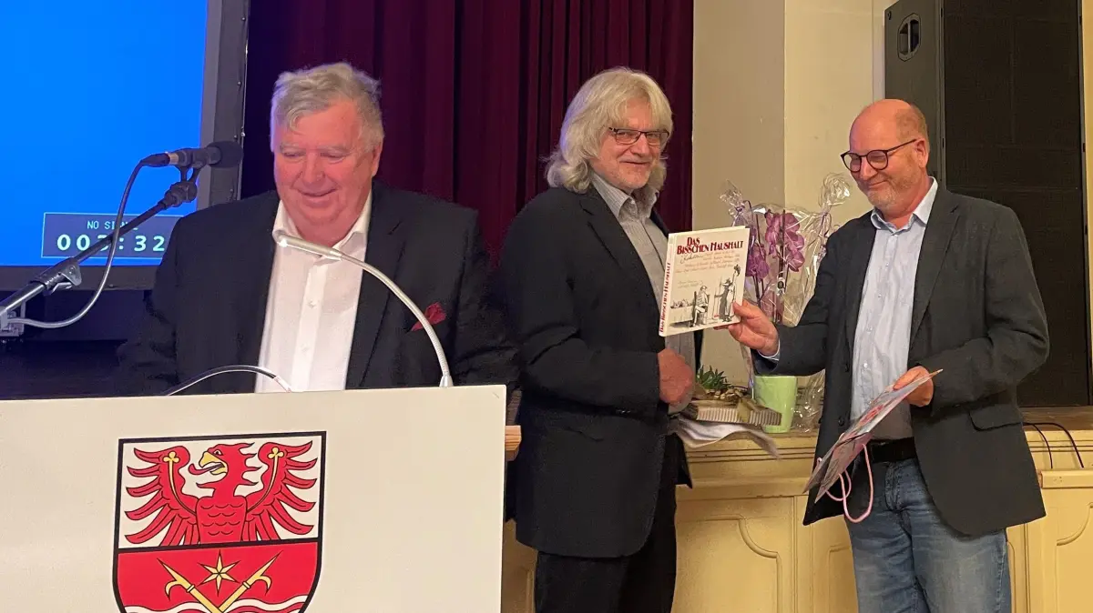 Kämmerer verabschiedet: Landrat Grenot Schmidt (l) hat Rainer Schinkel (m) herzlich für seine mehr als 24-jährige Tätigkeit in der Kreisverwaltung gedankt. Viele Kreistagsmitglieder, hier FDP-Fraktionschef Heiko Krause, überreichten Blumen und Geschenke.