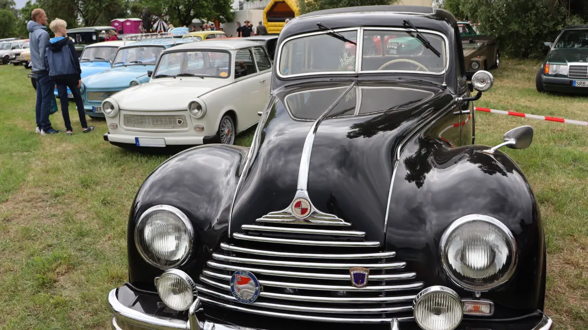 Ein EMW 340-2 auf dem IFA-Treffen in Herzfelde. Dahinter sind viele Trabis zu sehen. 2026 fällt das Treffen aus. Aber wie geht es weiter?