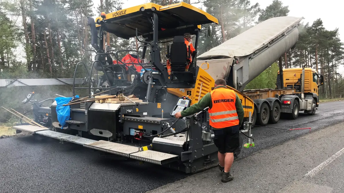 (ohne Überschrift): Müllrose. B 87, Ortsumgehung. Asphaltierarbeiten Asphaltbindeschicht. Berger Bau Werneuchen. 29.04.2020. Foto: Frank Groneberg
Einverständnis für Veröffentlichung wurde mündlich erteilt.