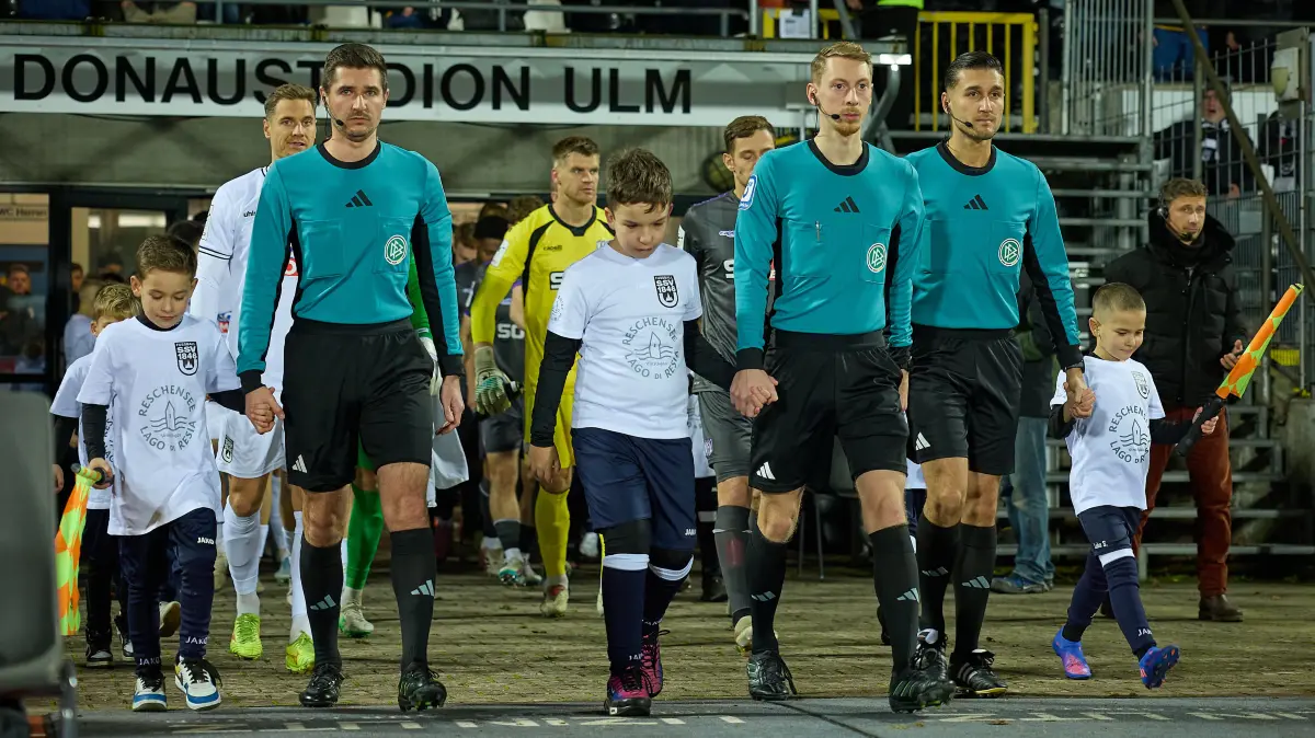 Schiedsrichter Ben Henry Uhrig (Mitte) ist neu in der 3. Fußball-Liga. Er bezeichnet sich selbst als "Spielerfreund".