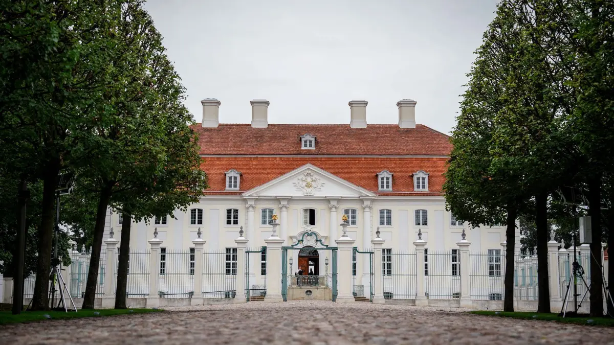 Schloss Meseberg: ARCHIV - 29.08.2023, Brandenburg, Meseberg: Blick auf das Schloss Meseberg. (zu dpa: «Bundesregierung gibt Schloss Meseberg als Gästehaus auf») Foto: Kay Nietfeld/dpa +++ dpa-Bildfunk +++