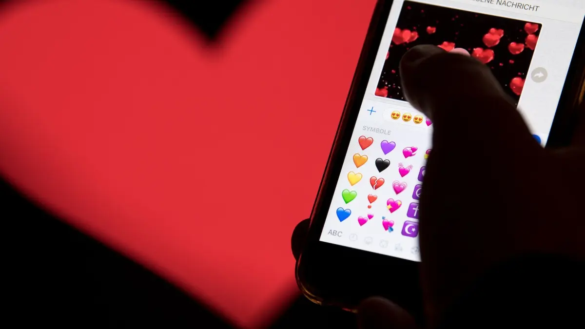 Herz als Symbol der Liebe: ARCHIV - 12.02.2018, Hessen, Frankfurt/Main: Hand aufs Handy - das Herzsymbol zählt zu den beliebten Emojis. (zu dpa: «Das rote Herz - wie ein Symbol die Welt eroberte») Foto: Fabian Sommer/dpa +++ dpa-Bildfunk +++