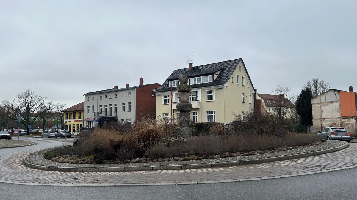 13.2.2026, Angermünde. Der Kreisverkehr in Angermünde