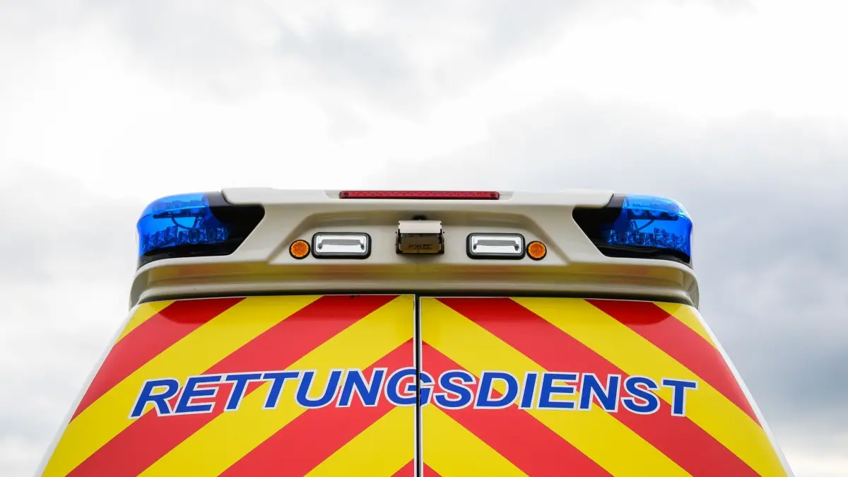 Rettungsdienst: ARCHIV - 21.09.2025, Niedersachsen, Nahrendorf: «Rettungsdienst» steht auf einem Krankentransportwagen. (zu dpa: «Arbeiter wird in Sondershausen unter Stahlträger begraben») Foto: Philipp Schulze/dpa +++ dpa-Bildfunk +++