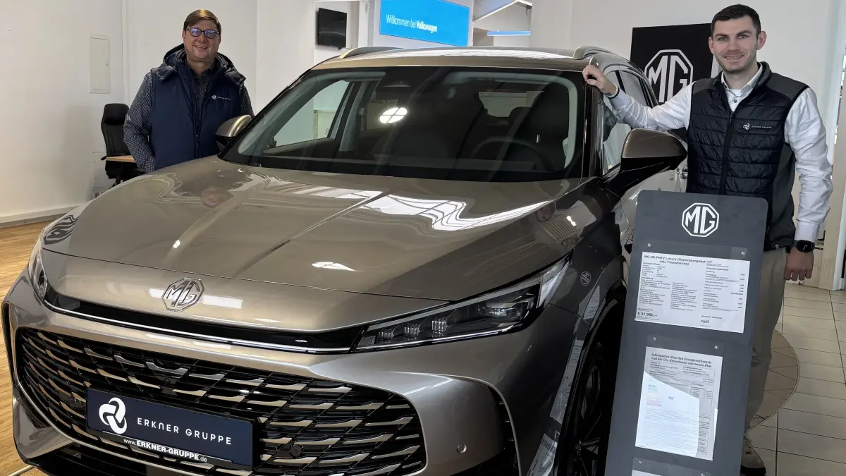 Im Automobilzentrum Fürstenwalde: Das zur Erkner Gruppe gehörige Autohaus in Nord hat neben VW nun auch chinesische Fahrzeuge der Marke MG. Standortleiter René Wendzinski-Erkner (l.) und Verkaufsberater Darius Rasche präsentieren einen MG HS PHEV Luxury.