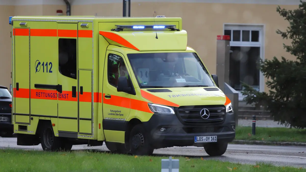 Ein Rettungswagen des Rettungsdienstes des Landkreises Oder-Spree auf der Fahrt zu einem Einsatz. Um die Kosten gibt es seit Monaten Streit. (Archivbild)