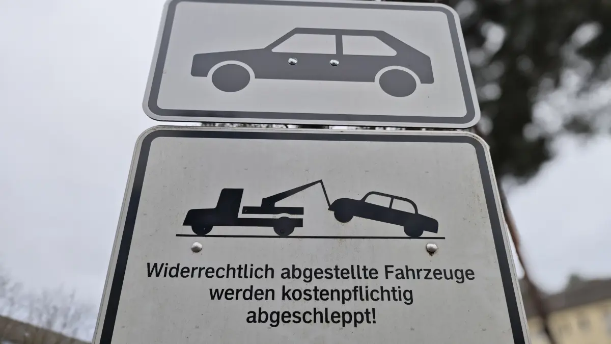 Parkschild in Bad Saarow an der Zufahrt zu einem Mieterparkplatz. Wer unberechtigt auf öffentlichen Straßen parkt, kann seit 2022 in dem Kurort kostenpflichtig abgeschleppt werden.