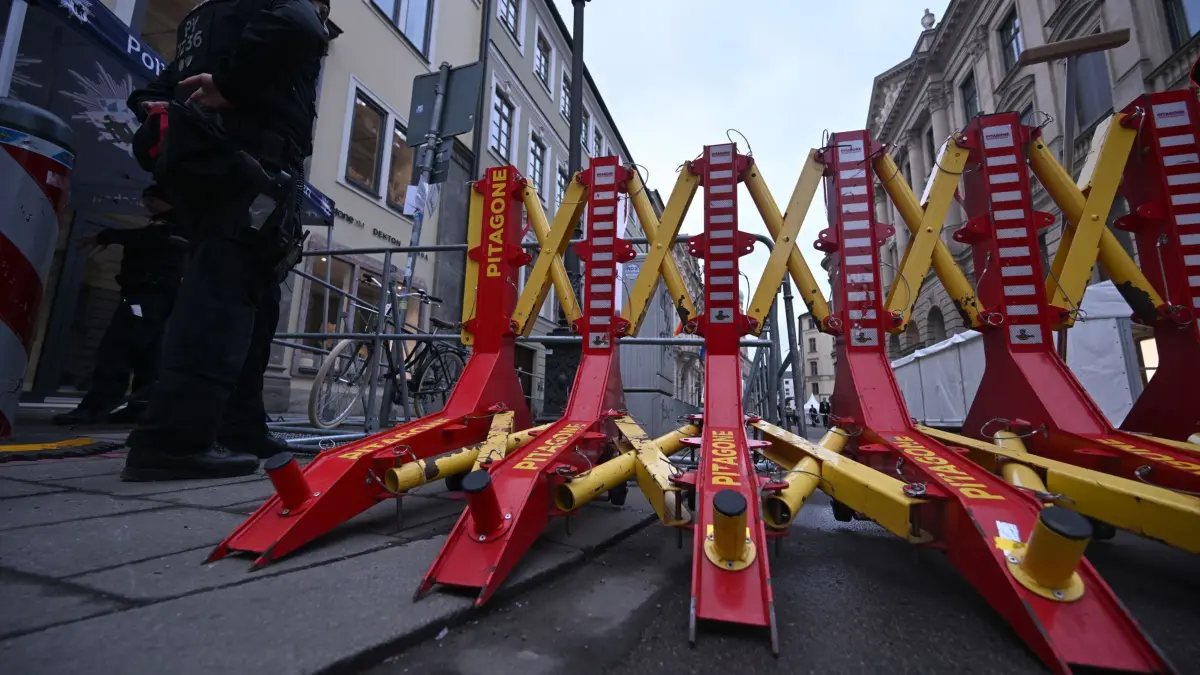 62. Münchener Sicherheitskonferenz: 13.02.2026, Bayern, München: Absperrungen stehen bei der 62. Münchener Sicherheitskonferenz vor dem Bayerischen Hof. Es werden mehr als 60 Staats- und Regierungschefs beim wichtigsten Expertentreffen zur Sicherheitspolitik weltweit erwartet und damit mehr als je zuvor. Foto: Felix Hörhager/dpa +++ dpa-Bildfunk +++