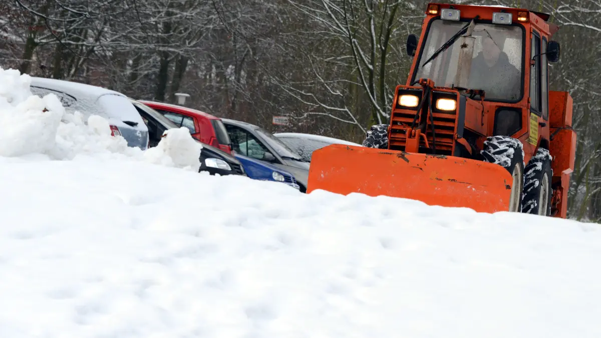 Ein Räumfahrzeug befreit am 13.12.2012 in Hamburg einen Parkplatz vom Schnee. Foto: Daniel Bockwoldt/dpa ++ +++ dpa-Bildfunk +++