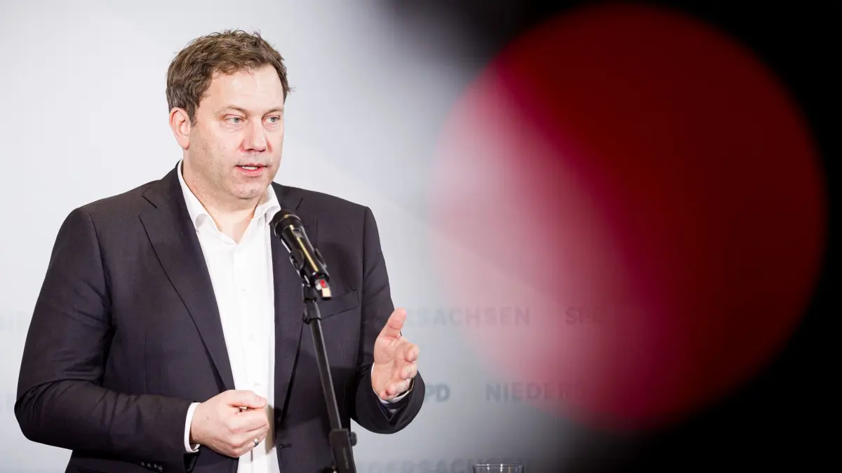 Jahresauftaktklausur SPD-Landesvorstand: ARCHIV - 09.02.2026, Niedersachsen, Springe: Lars Klingbeil (SPD), Bundesminister der Finanzen, spricht auf einer Pressekonferenz im Rahmen der Jahresauftaktklausur des SPD-Landesvorstands. (zu dpa: «Klingbeil will klare Regeln bei sozialen Medien für Kinder») Foto: Moritz Frankenberg/dpa +++ dpa-Bildfunk +++