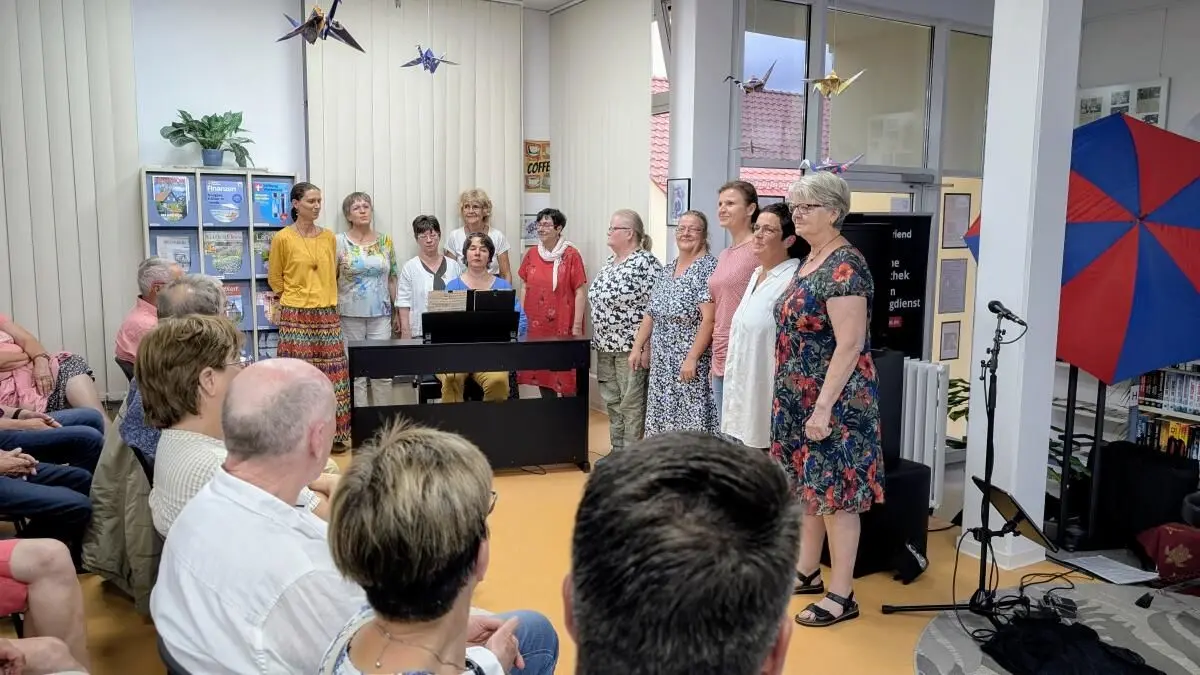E-Piano eingeweiht: Musikpädagogin Adda Maria Schulz erfreute die Gäste zum 77. Bibliotheksjubiläum mit ihrem Chor.