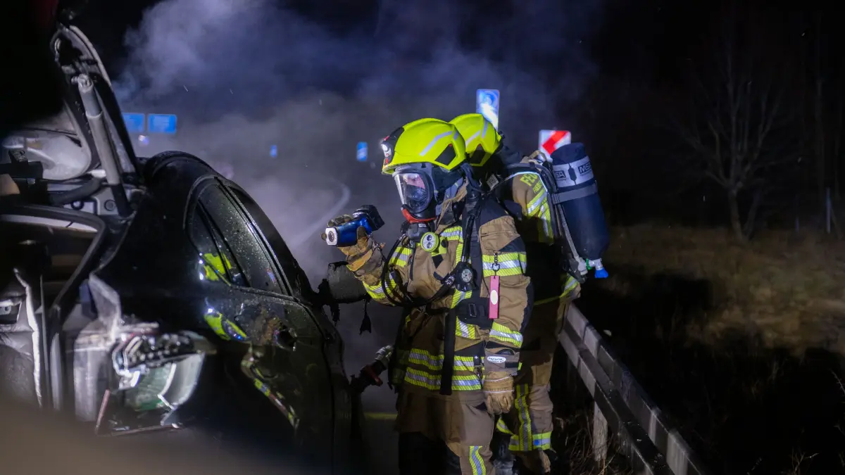 Mit einer Wärmebildkamera kontrollierten die Einsatzkräfte das Fahrzeug nach den Löscharbeiten.