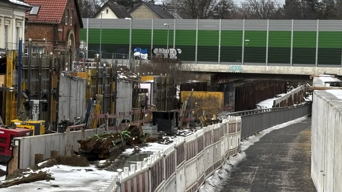 Noch lange nicht fertig: Die Bauarbeiten an der Bahnunterführung in der Karl-Marx-Straße in Hohen Neuendorf sind durch den Winterfrost erneut zum Stillstand gekommen. Jetzt hat die Bahn den Termin für die Aufhebung der Vollsperrung gestrichen.
