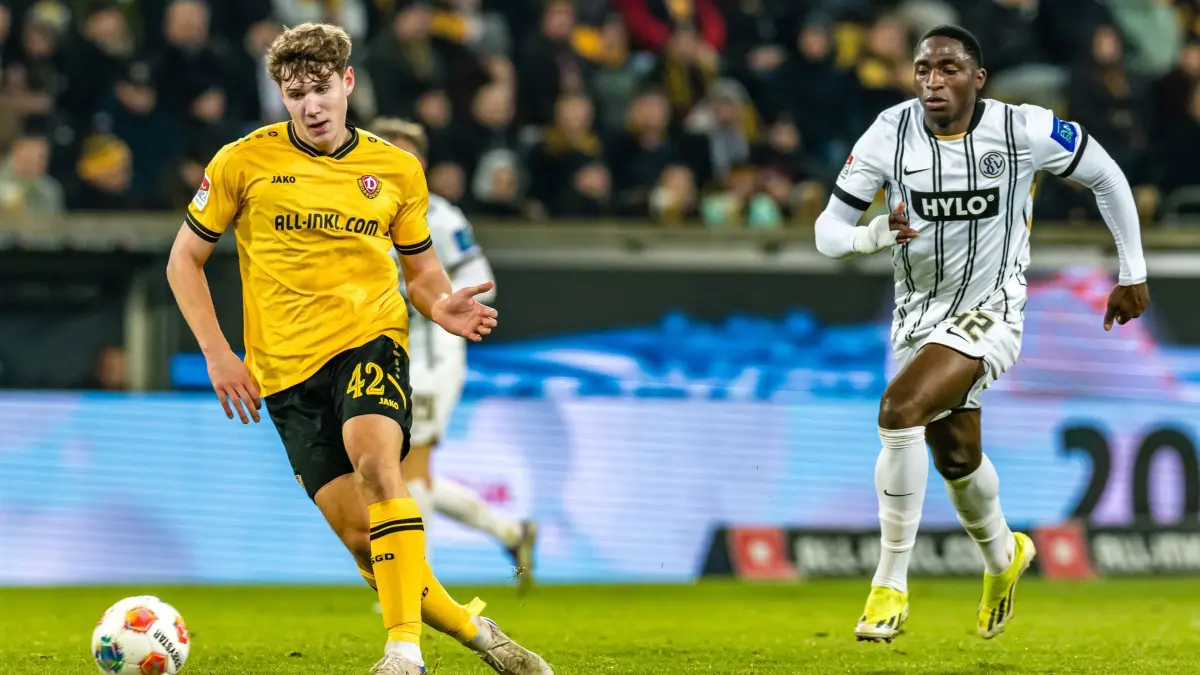 76. Berlinale - MEDIENBOARD: 14.02.2026, Berlin: Fußball, Männer: 2. Bundesliga, Dynamo Dresden - SV Elversberg, 22. Spieltag, Rudolf-Harbig-Stadion: David Mokwa (SV 07 Elversberg, r) läuft nach dem Ball und Friedrich Müller (Dynamo Dresden). Foto: Britta Pedersen/dpa +++ dpa-Bildfunk +++