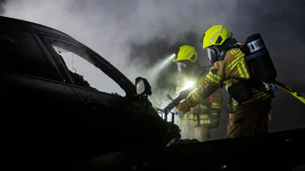 Der Brand brach vermutlich im Motorraum des Fahrzeugs aus.