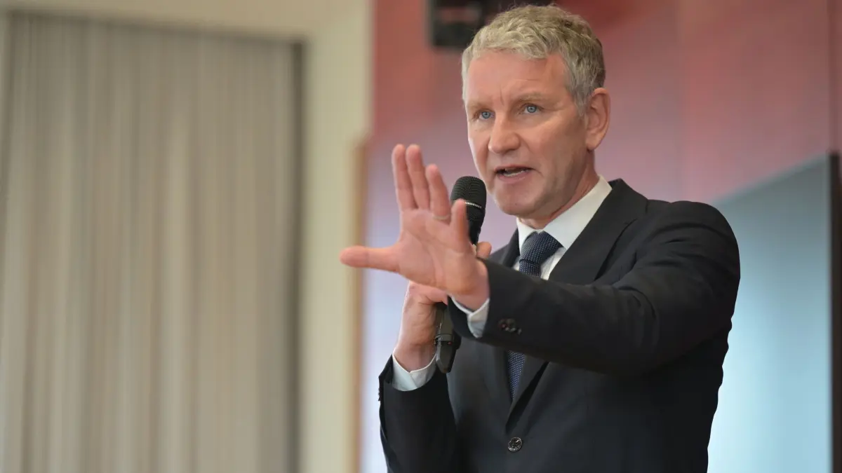 Höcke bei AfD Frühschoppen: 14.02.2026, Bayern, München: Björn Höcke, Thüringer AfD-Landtagsfraktionschef, spricht beim parlamentarischen Frühschoppen der AfD-Landtagsfraktion im Bayerischen Landtag. (zu dpa: «Scharfe Kritik an Weißwurstfrühstück im Landtag mit Höcke») Foto: Malin Wunderlich/dpa +++ dpa-Bildfunk +++