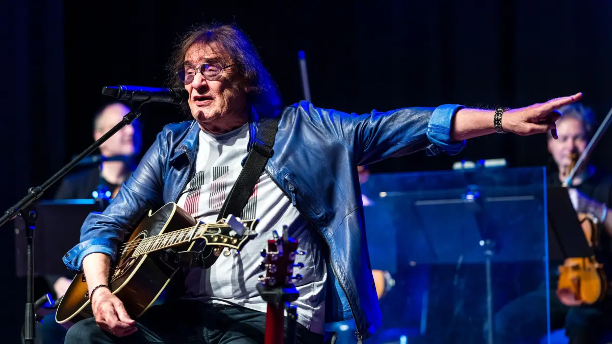 Maschine in der Stadthalle Cottbus: Dieter „Maschine“ Birr tritt im Rahmen seiner Tour «Maschine - Lieder mit klassischen Saiten und Streichquintett» in der Cottbuser Stadthalle auf. Er wird von einem Streichquintett und einem Keyboarder begleitet.